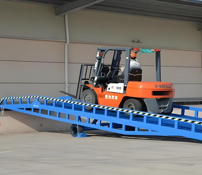 月湖移动式卸货平台（叉车用）